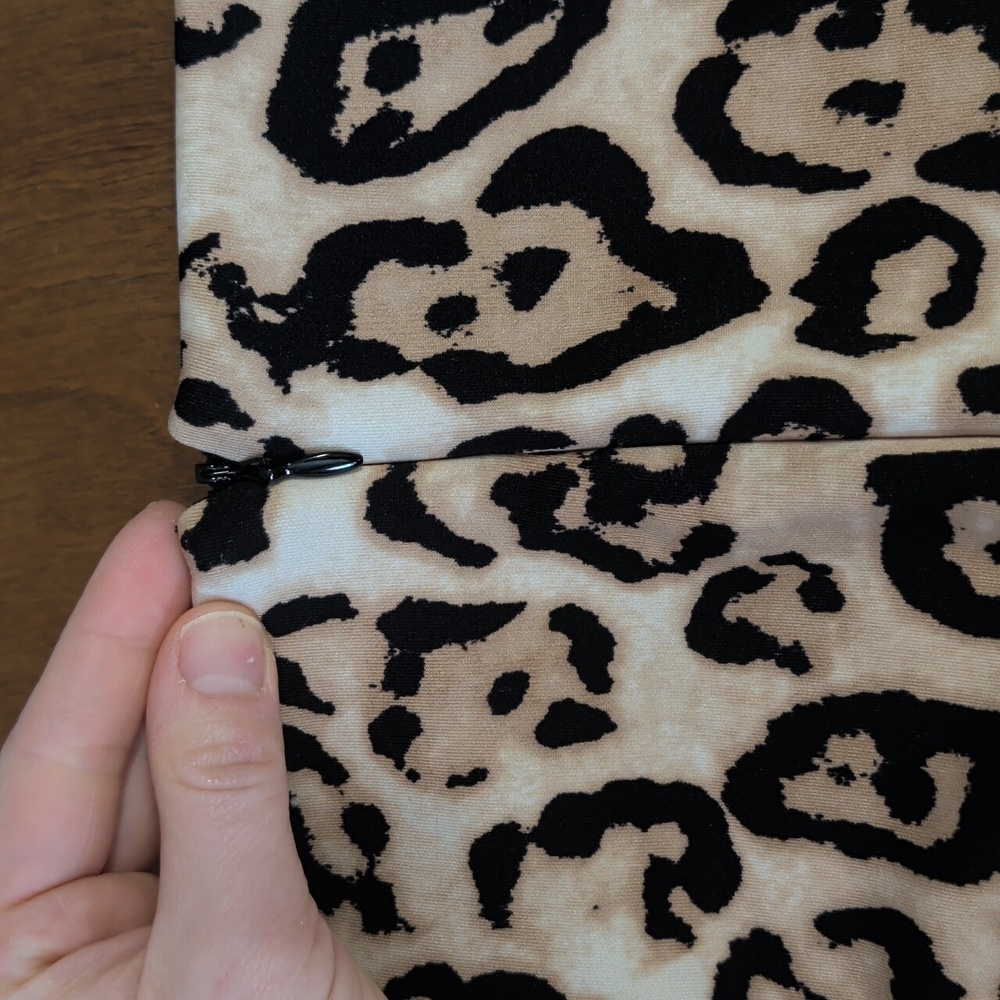 Vince Camuto Animal Print Pencil Skirt Size Medium - Picture 10 of 13